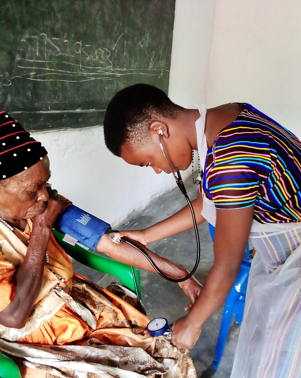 Professionnelle infirmière réalisant une mesure de tension artérielle