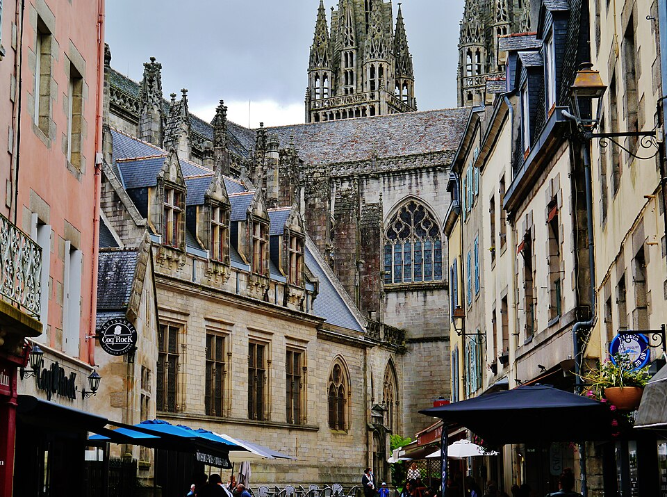 Rue du Frout à Quimper avec la cathédrale Saint-Corentin en arrière-plan