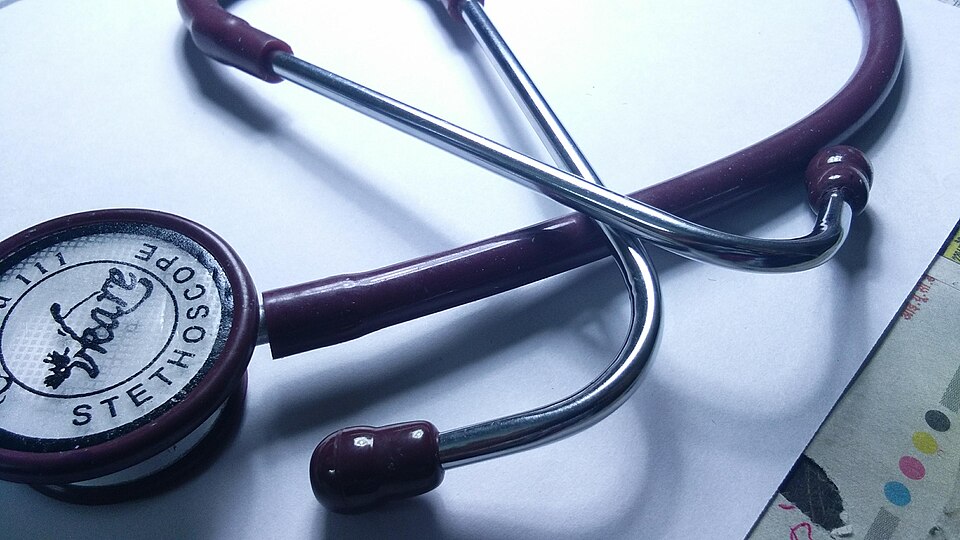 Stéthoscope posé sur une surface claire